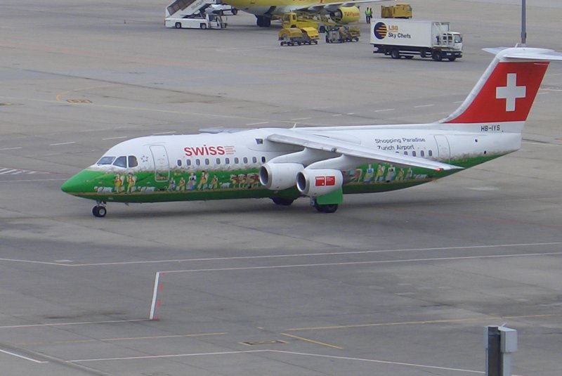 Eine SWISS International Air Lines-Avro RJ100 beim Rollen nach der Landung in Stuttgart zu ihrer entgltigen Parkposition 