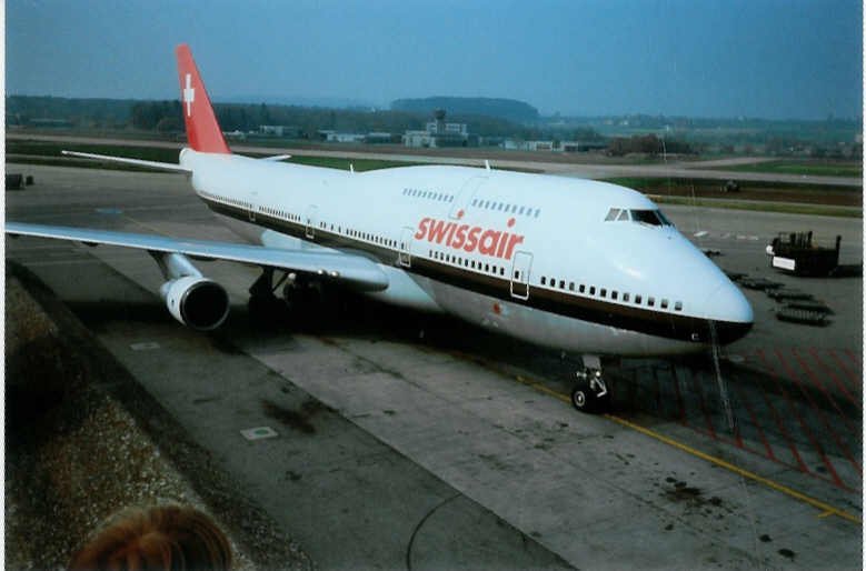 Eine Swissair-Maschine auf dem Flughafen Zürich-Kloten