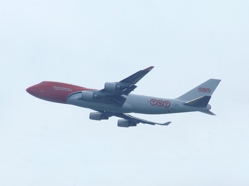 Eine TNT Global Express Boeing 747 kurz nach dem Start vom Frankfurter Flughafen am 07.08.2008.