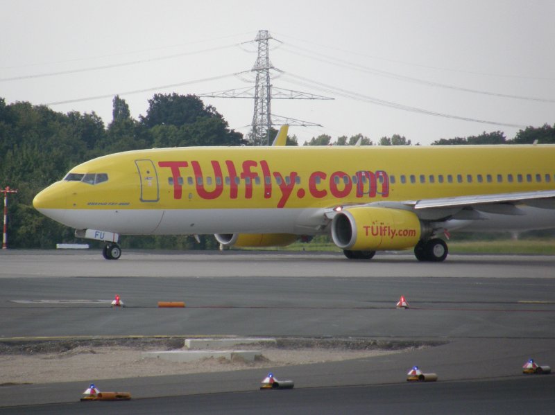Eine TUI Boeing 737-800 steht in Dsseldorf zum Start auf der Startbahn bereit. (14.07.2008).