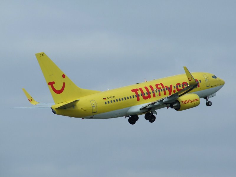 Eine TUIfly Boeing 737-700 schwebt am 20.09.2008 dem trben Mittagshimmel kurz nach dem Start in Stutttgart entgegen.