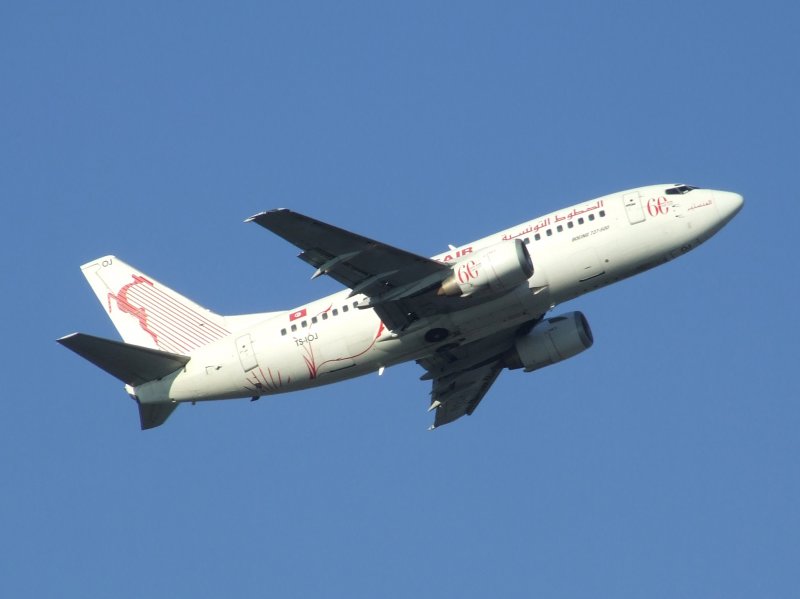 Eine Tunisair Boeing 737-500 beim Start in Dsseldorf am 27.12.2008.