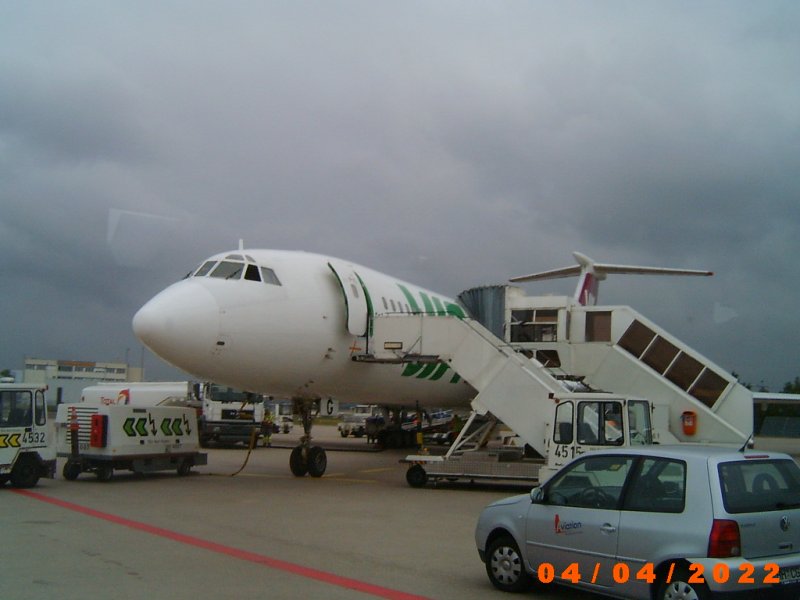 Eine Tupolew TU-154 der Air Via Steht nach der Landung auf dem Rollfeld am Flughafen Kln/Bonn. Das Dartum unten rechts ist falsch.