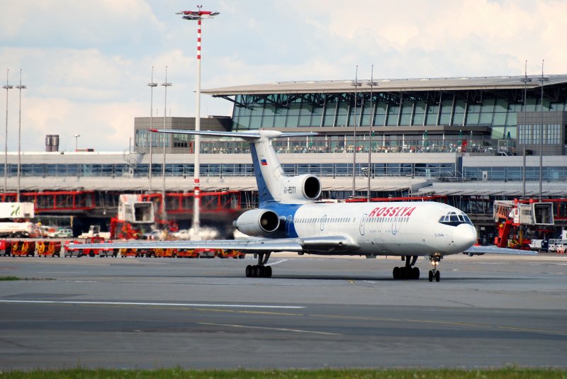 Eine Tupolew TU-154 der Rossiya auf dem Weg zum Start in Hamburg Fuhlsbttel am 17.08.08