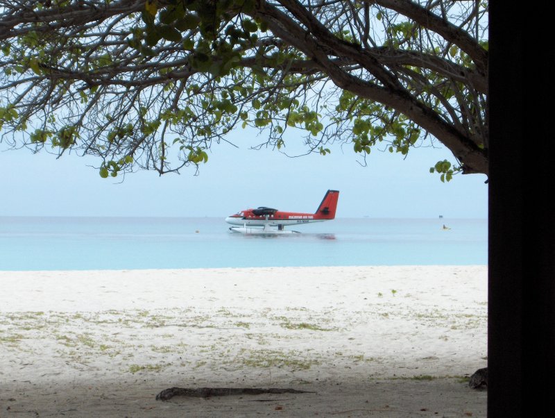 Eine Twin Otter DHC-6 der Maldivian Air Taxi (Pte.) Ltd. Hat vor der Insel Kuredu festgemacht. Die Maschiene verbringt dort die Nacht und Fliegt am frhen morgen zurck nach Male.