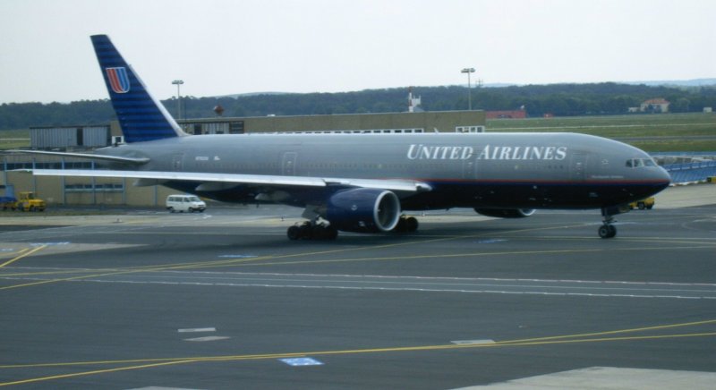 Eine United Airlines-Boeing 777-300ER auf dem internationalen Airport Frankfurt auf dem Weg zur Runway 07L