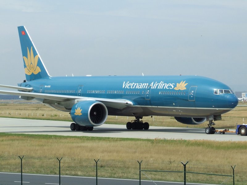 Eine Vietnam Airlines Boeing 777-200 auf dem Rollfeld des Flughafens Frankfurt am Main am 07.08.2008.