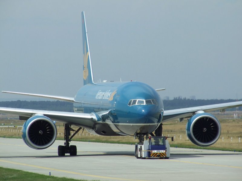 Eine Vietnam Airlines Boeing 777 auf dem Rollfeld in Frankfurt am Main am 07.08.2008.