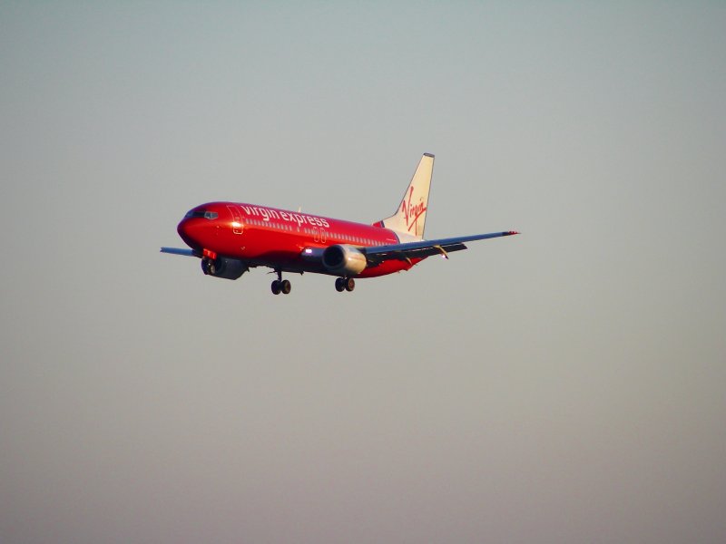 eine Virgin Express Maschine im Landeanflug auf Berlin-Schnefeld am 10.05.06

Kommentare zur Typenfindung erwnscht