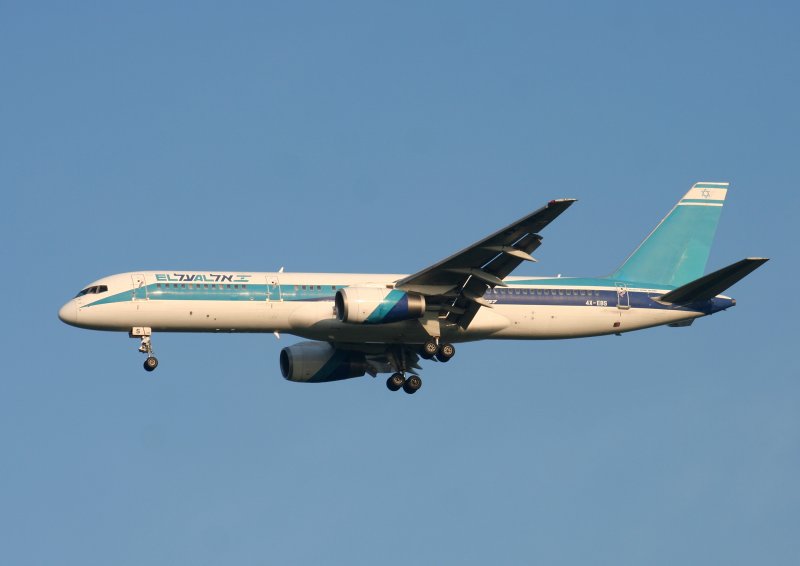 El AL B 757-258(ER) 4X-EBS im Landeanflug auf den Flughafen Berlin-Schnefeld am 09.11.2008