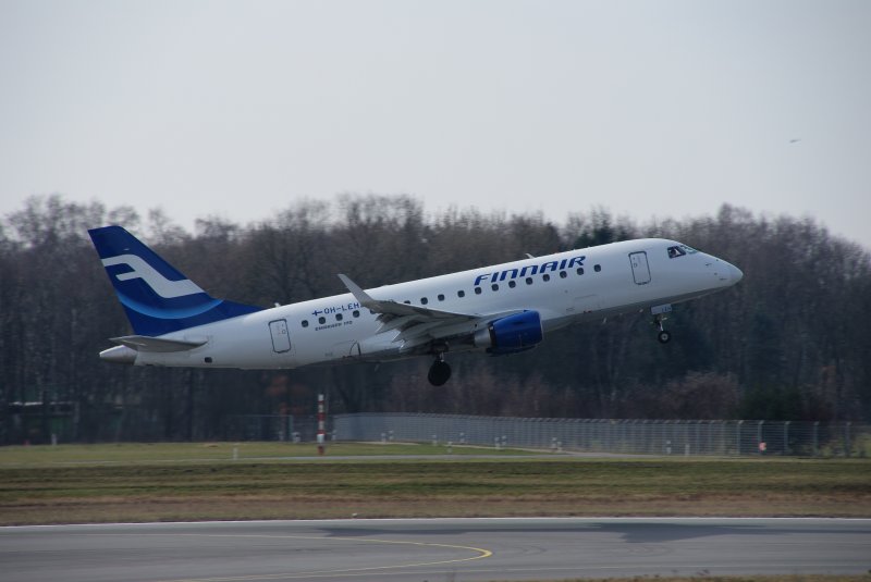 Embraer 170 der Finnair beim Start des Fluges AY 852 nach Helsinki