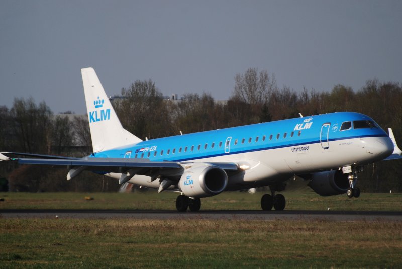 Embraer 190 PH-EZA der KLM-cityhopper bei der Landung in Hamburg Fuhlsbttel am 10.04.09