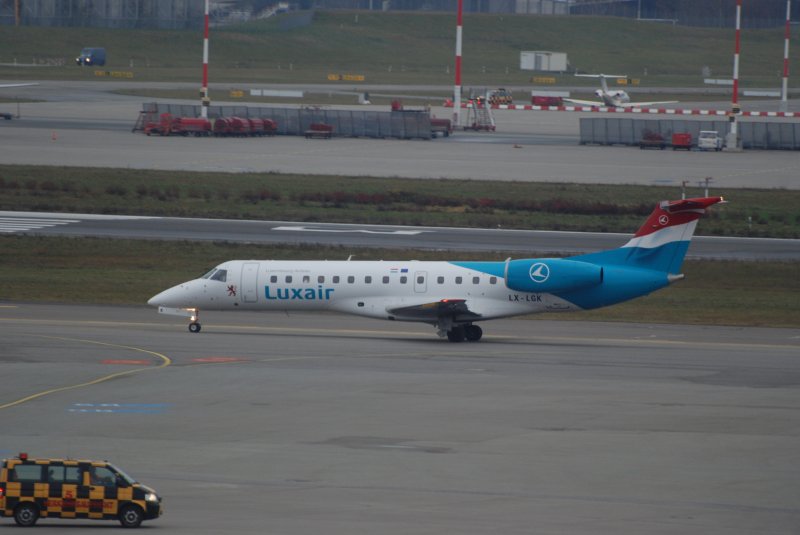 Embraer Regional Jet ERJ-135 LX-LGK in Hamburg Fuhlsbttel am 02.12.08