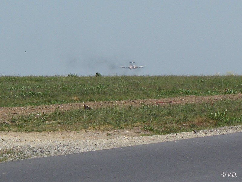 Endlich, da hinten ist sie, auf die ich warte: eine AWACS kommt  zwecks Training von Landeanflgen nach Dresden-Klotzsche; E-3A setzt zur Landung an; 27.04.2007