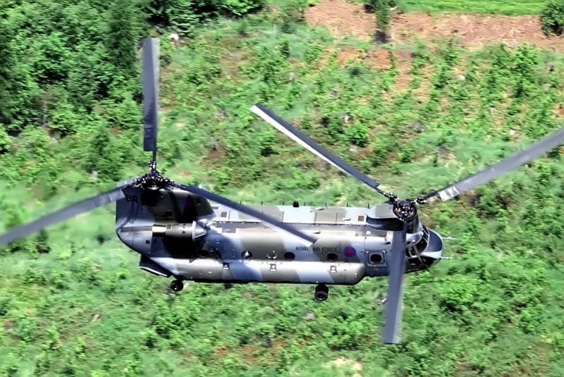 Englischer Chinook-Hubschrauber im Tiefflug ber Nordeutschland.
Alte Aufnahme aus dem Jahr 1988.