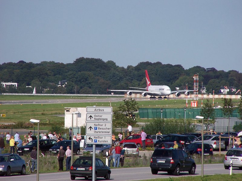 Erster A 380 fr Qantas beim Testflug in Hamburg am 30.08.2008
Bei jedem Start kommen immer viele Schaulustige.