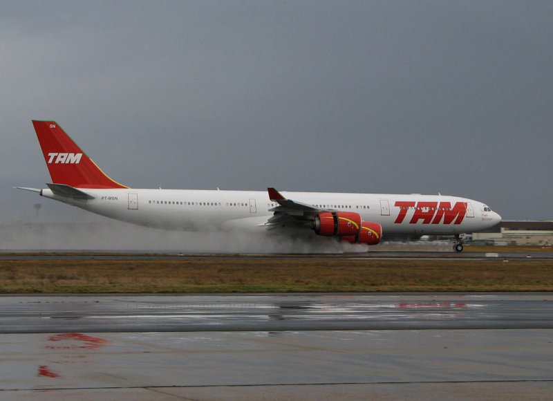 Erstlandung TAM A340-500 PT-MSN rwy 25R
01.12.2007