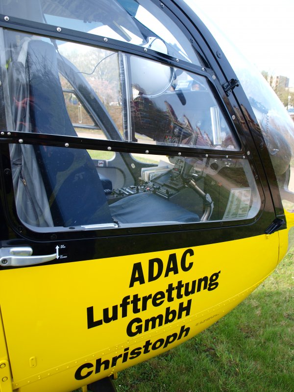 Eurocopter EC 135 Christoph Europa 1. In den Scheiben des cockpit spiegelt sich das Aachener Klinikum.