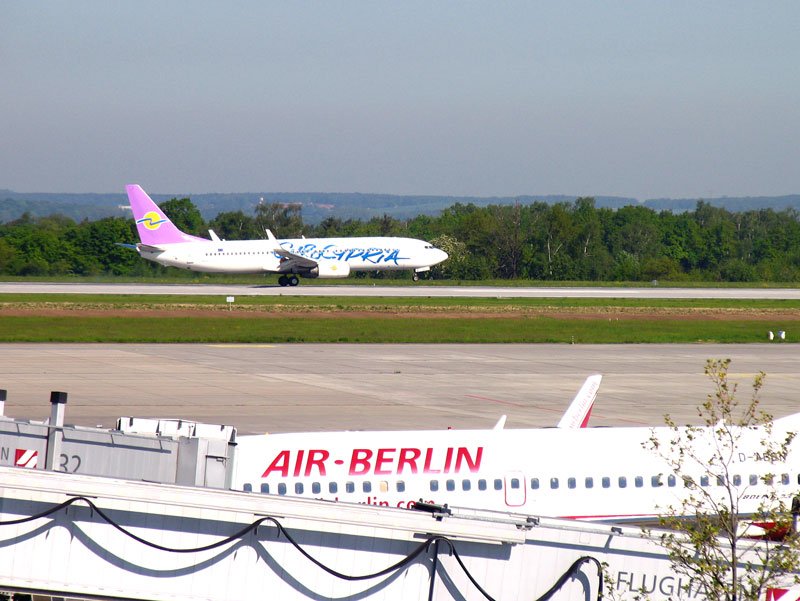 Eurocypria Airlines Boeing 737-8BK (B7378) 5B-DBZ  NOTOS  kommt als Flug ECA 854 aus Paphos und setzt soeben auf die Landebahn auf; Dresden-Klotzsche, 09.05.2008 
