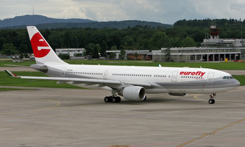Eurofly Airbus A330-223 , rollt zum Start auf Rwy 28.  Zrich, 17.Aug. 2007