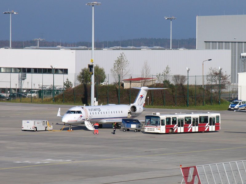 eurowings D-ACRD, eine Canadair Regional Jet CRJ200LR (CJ200), ist zum Einsteigen bereit, das Gepck wurde bereits verladen, jetzt bringt der Bus die Fluggste fr den Flug LH861 nach Dsseldorf; Dresden-Klotzsche, 21.11.2007
