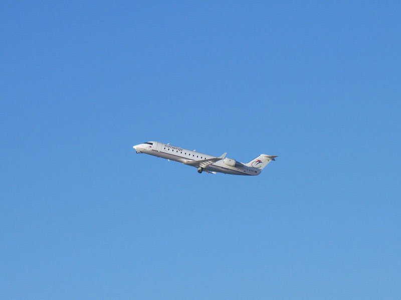 eurowings D-ACRD, eine Canadair Regional Jet CRJ200LR (CJ200), ist gestartet als Flug LH861 nach Dsseldorf, jetzt wird das Fahrgestell eingezogen; Dresden-Klotzsche, 21.11.2007
