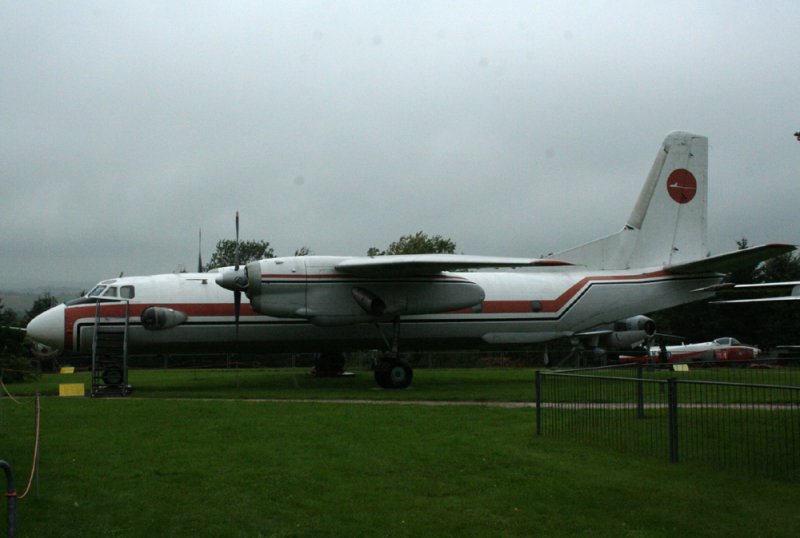 EX-NVA  Antonov AN 26 im strmenden Regen in der Luftfahrtausstellung bei Hermeskeil im Jahr 2007