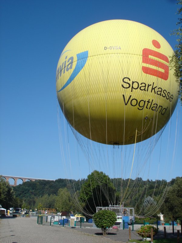 Fesselballon bei Mylau/Sachen wartet auf  mutige Mitflieger ,
im Hintergrund die Gltzschtalbrcke,