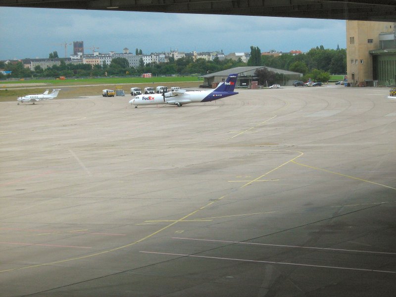 Flughafen Tempelhof im Herbst 2007 - aber auch grere Maschinen landen und starten noch