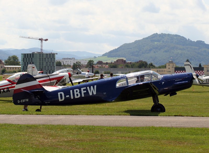 Flugplatzfest Freiburg 2007.
Kunstflieger.
Messerschmitt BF 108 - Taifun