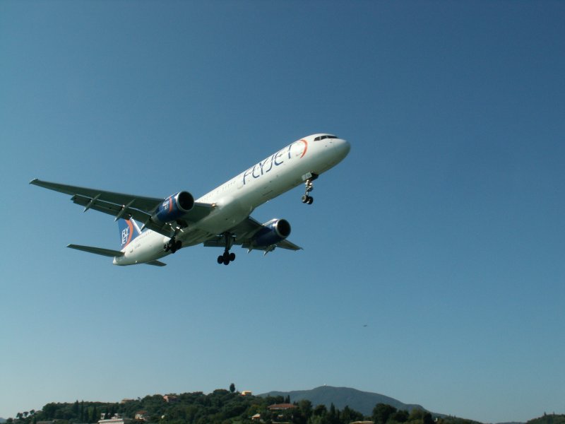 FlyJet Boeing 757-200 kurz vor dem Aufsetzen in Korfu. 25. September 2006