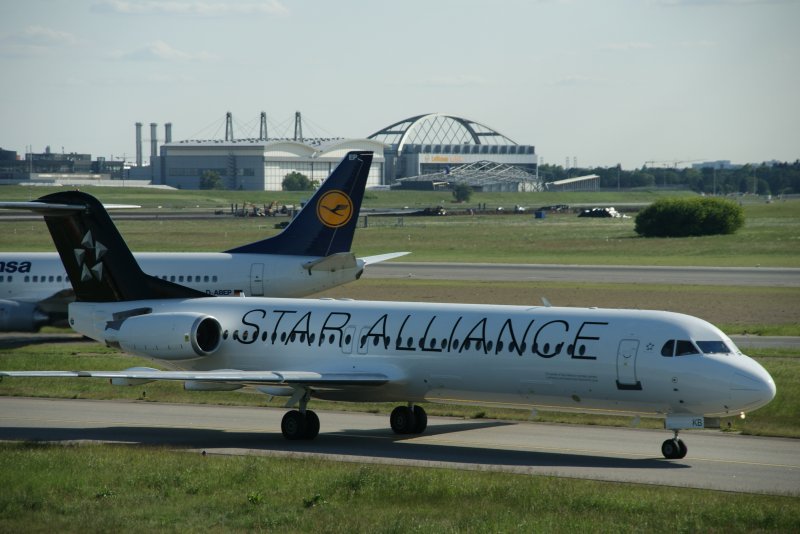 Fokker 100 der Contact Air International