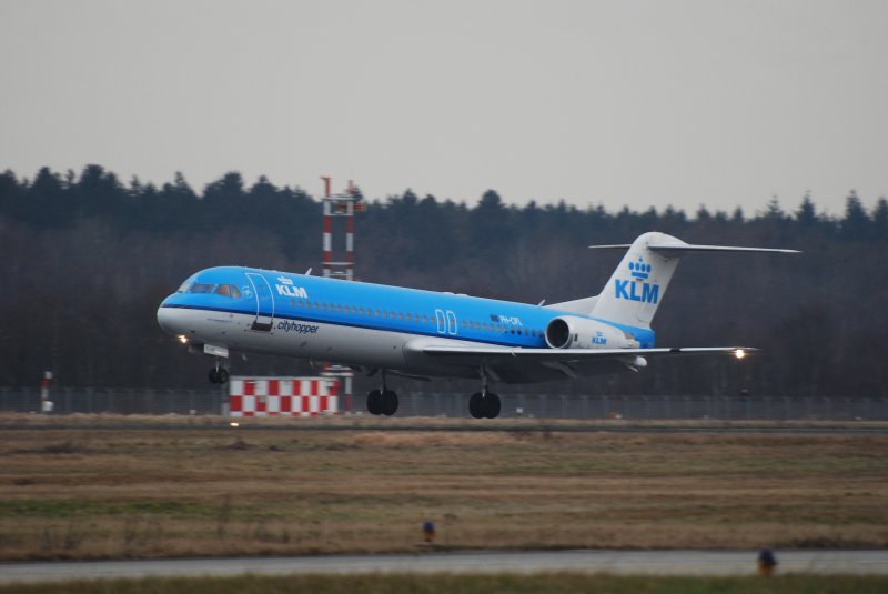 Fokker 100 PH-OFL der KLM-cityhopper aufgenommen bei der Landung in Hamburg Fuhlsbttel am 14.03.09