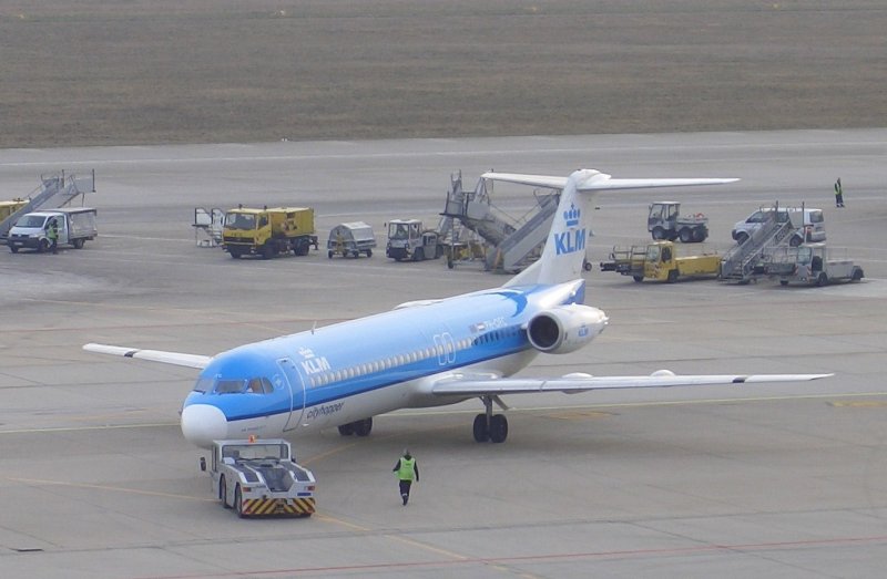 Fokker 70 der KLM-cityhopper auf dem Flughafen Stuttgart beim Push-back