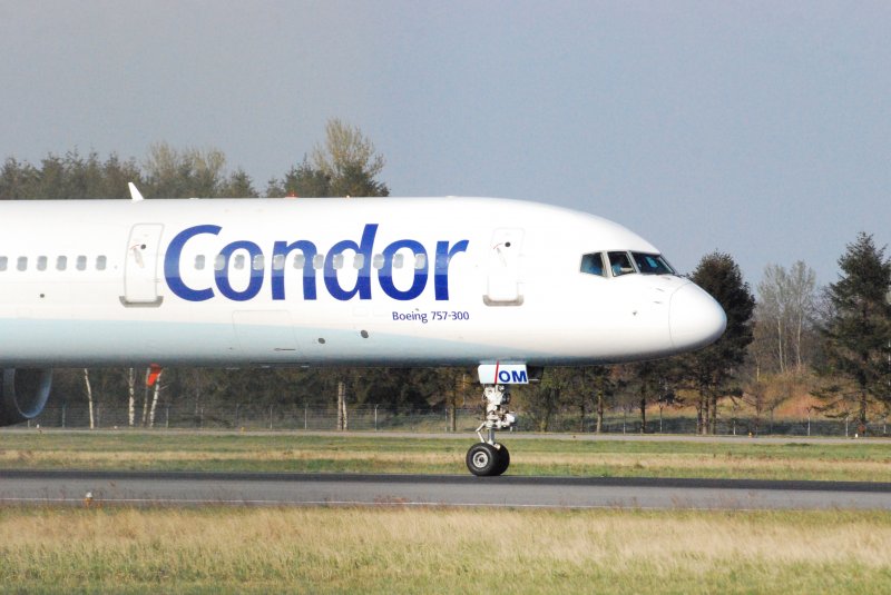 Front einer Boeing 757-300 der Condor aufgenommen am 10.04.09 in Hamburg Fuhlsbttel.