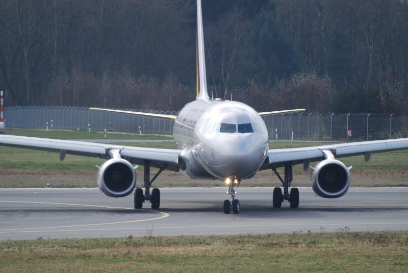Frontansicht eines Airbus A319 der Germanwings am 01.04.09 in Hamburg Fuhlsbttel.