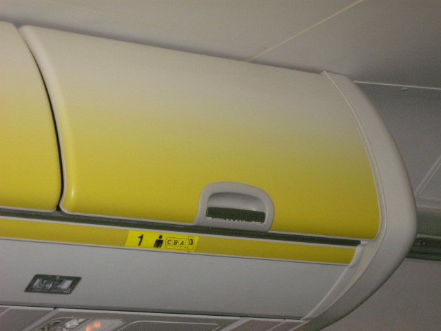 Gepckablage im Flugzeug von Ryanair