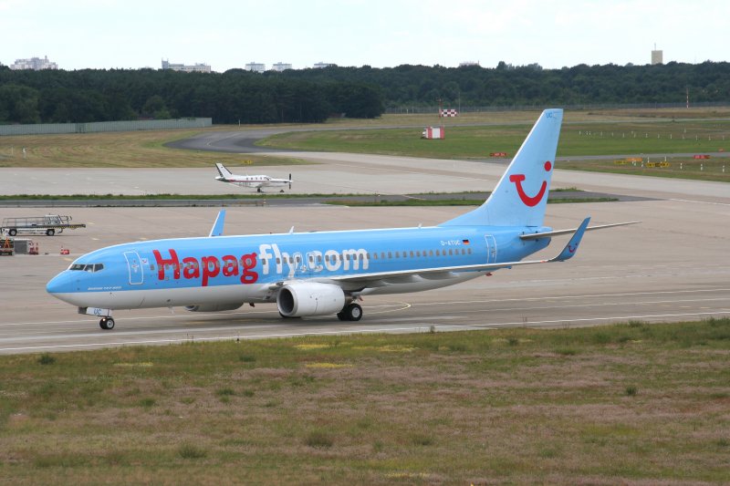 Hapagfly B 737-8K5 D-ATUC bei der Ankunft auf dem Flughafen Berlin-Tegel am 26.07.2009
