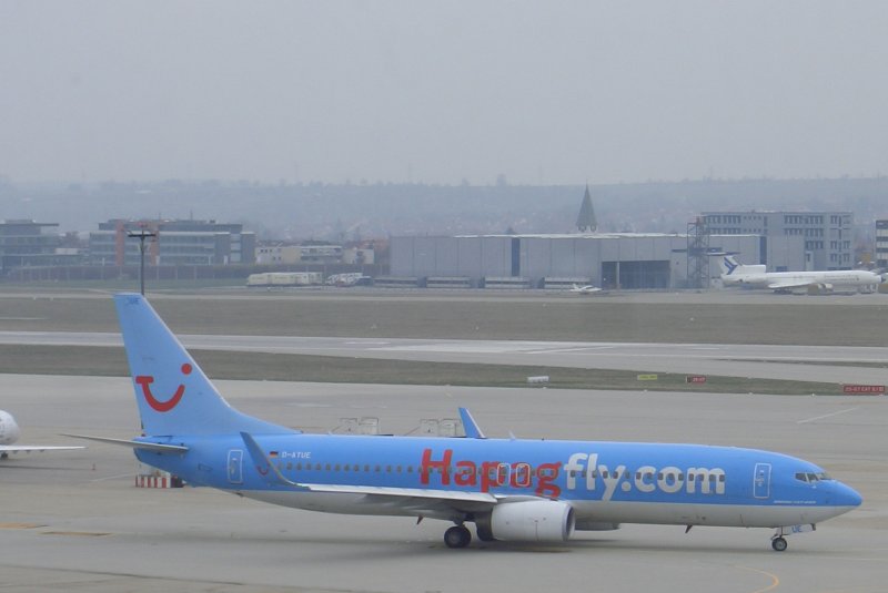 Hapagfly-Boeing 737-800 mit der Kennung D-ATUE nach dem Push-back in Stuttgart