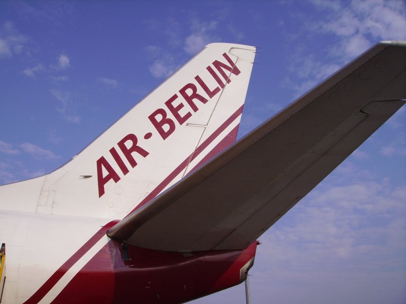 Heck einer Air-Berlin Boeing nach der Landung im Sommer 2006 auf dem International Airport in Wien.