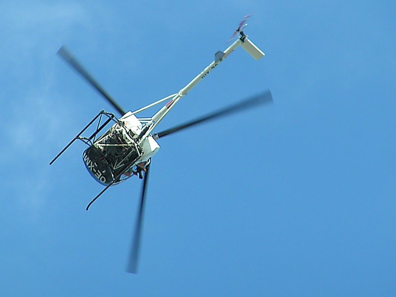 Helikopter (OE-XMI) kreist mit Kamerateam ber Ried i.I.; 090817