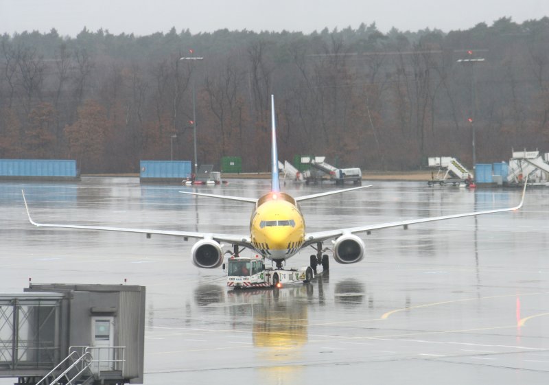 HLX B 737-8K5 D-AHFX   South of Sardinia   am 10.03.2009 im strmenden Regen auf dem Flughafen Kln-Bonn