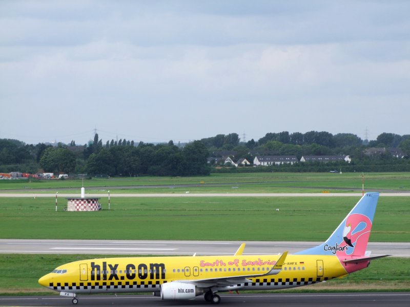 hlx.com(D-AHFX)rollt dem Dsseldorfer Flughafengebude entgegen; 080904