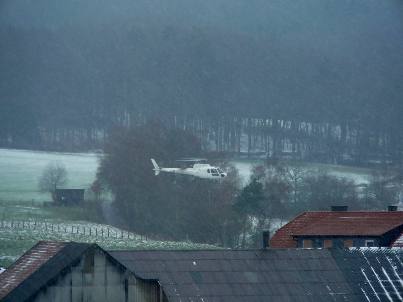 Hubschrauber der Firma Merova auf einen Flug zur berprfung von Freileitungen des regionalen Energieversorgers WAG am 24.11.2008 in der Ortslage von 36100 Petersberg - Marbach bei Schneetreiben unterwegs