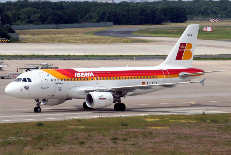 Iberia A 319-111 EC-KEV bei der Ankunft in Berlin-Tegel am 26.07.2009