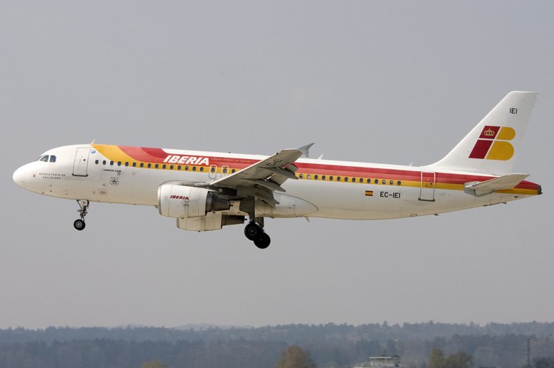 Iberia, EC-IEI, Airbus, A320-214, 13.04.2009, ZRH, Zrich, Switzerland

