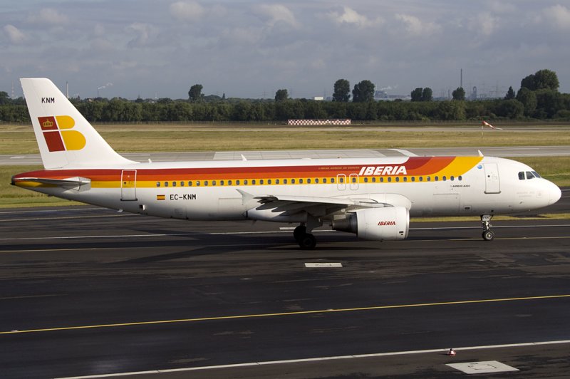 Iberia, EC-KNM, Airbus, A320-214, 07.06.2009, DUS, Dsseldorf, Germany

