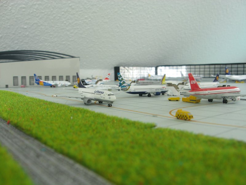 Ich hab meinen Modellflughafen mal wieder umgebaut.....Hier zusehen ist mein neues Vorfeld fr Kurz-/Mittelstrecken Flugzeuge.
