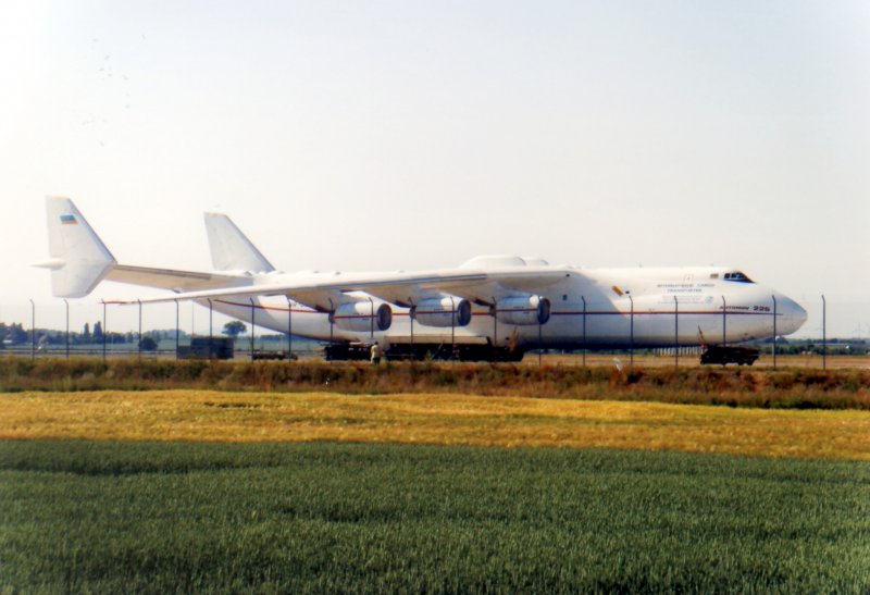 Im Juni 2008 legte das grte flugfhige Frachtflugzeug der Welt einem Zwischenstopp in Schkeuditz ein.