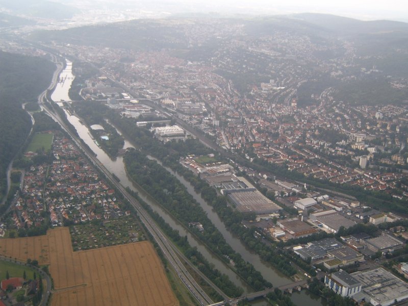 Im Landeanflug auf STR (Stuttgart) berfliegt man aus Osten die Stadt Esslingen (Neckar). (2005)